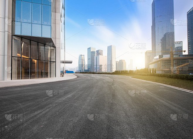 空荡荡的地板，有着现代的天际线和建筑