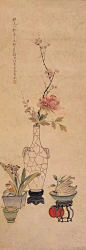 岁朝清供：古代文人的“年味”清 供
“清供”又称清玩，
其发源起于佛像前之插花。
清供最早为香花蔬果，
后来渐渐发展成为包括
金石、书画、古器、盆景在内的一切
可供案头赏玩的文物雅品。 ​​​​
