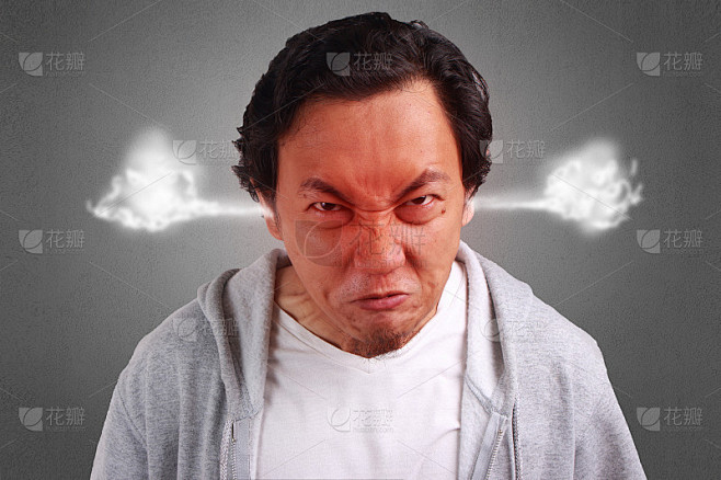 年轻人生气了，脸变红了