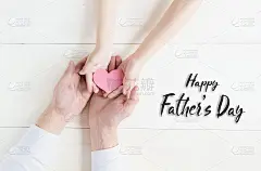 祝您父亲节快乐。贺卡。礼物心在女儿和父亲手中的白色背景上。我爱你，爸爸。家庭的爱和健康