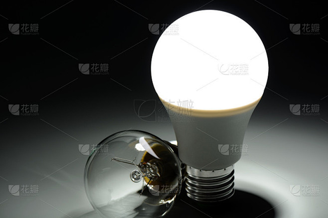 在黑暗中发光的led灯和白炽灯泡