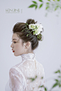 文静造型的婚纱摄影作品《抽丝鲜花丸子头》