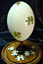 蛋壳以其材质的独特性，和色彩的独一性，在漆画中得到了广泛应用，也表达了很高的艺术效果。蛋雕艺术在国外非常流行，其是在蛋壳上手工雕刻成画或浮雕。

