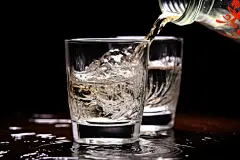 酒水玻璃酒杯白酒倒酒图片摄影图