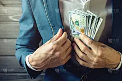 商人，成员或官员把贿赂放在他的口袋里