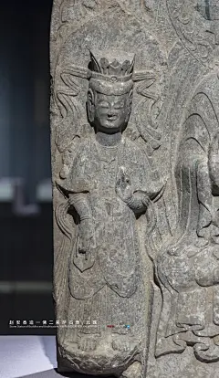 北魏 赵安香造一佛二菩萨石像 河南郑州红石坡发现 河南博物院藏
386-535/Stone Statue of Buddha and Bodhisattva/Found in Hongshipo Zhengzhou,He'nan China/He'nan Musuem
主尊高肉髻 脸长圆 长颈窄肩 着佛衣 胸前系带 左手施与愿印 右手无畏印 结跏趺坐 火焰纹背光 头光为莲瓣纹和忍冬纹 上饰化佛
两侧胁侍菩萨 背屏后刻太子思惟像 分列飞天伎乐 菩提树白马白象等