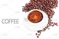 咖啡杯和咖啡碟与烤咖啡豆分离