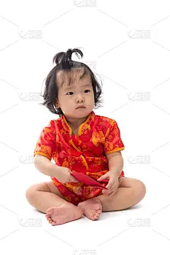 可爱的亚洲小女孩穿着中国传统服装，拿着红包