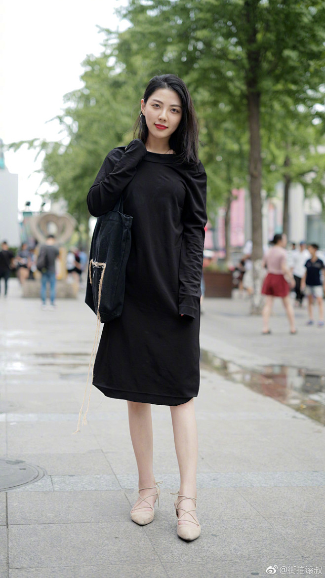 7月21日街拍更新，简单黑裙的气质美。 ...