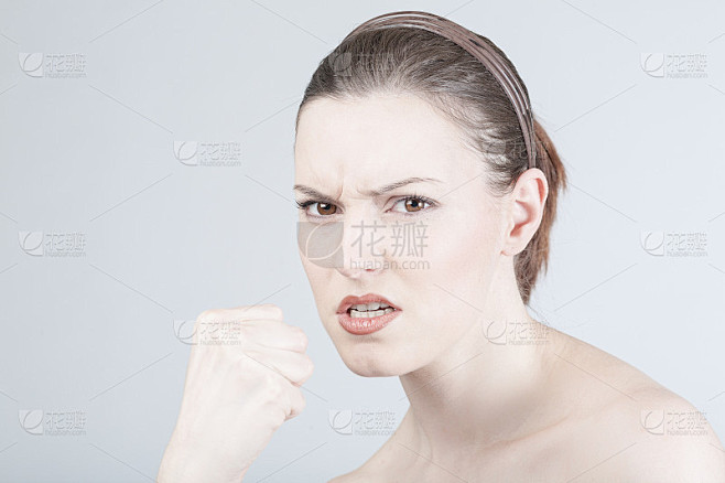 年轻女子表现出愤怒的情绪