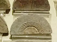 【西安秦砖汉瓦博物馆藏的西周时期瓦当】瓦当是中国古代建筑屋檐最前端的一片瓦(筒瓦)的前端部分，起保护屋檐和装饰作用。这些西周时期的瓦当是中国最早的瓦当，均为半圆形，上面有简单的纹饰，反映了西周先民较为原始简雅的审美追求。推测它们均出土于陕西周原遗址，距今约3000年。