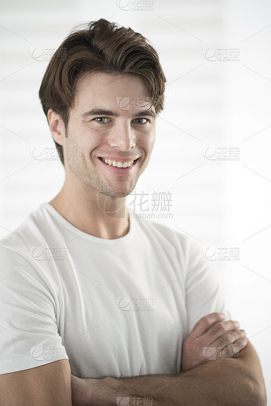 一个双臂交叉的英俊男子的肖像