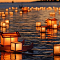 在泰国的传统节日中，每年的11月份都要举行“水灯节”，这是一个充分体现泰国青年男女旖旎恋情的节日。因为每逢水灯节的夜晚，无论是城市或在乡镇，只要是频临河港或湖边的地方，水面上都会飘满水灯，闪亮着一片烛光，辉映着青年男女们双双的幸福靓影，而一片花香和轻快抑扬的“放水灯”歌声中，构成一个欢乐的水灯节之夜。