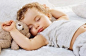 [看宝宝睡相 知宝宝健康] 宝宝的语言表达能力较差，做家长的一定要善于观察，这样才能及时发现宝宝的健康状况，宝宝的睡相也是健康状况的一个体现，那么如何才能根据睡相判断宝宝的健康状况呢?睡相1睡觉前烦躁，入睡后易惊醒，面红，呼吸急促，脉搏增快，甚至超过110次/分钟。但这样的情况多发生在夜间，白天睡觉则很少发生这样的情况。健康隐患：这很可能预示着宝宝即将要发烧。应对措施：细心观察宝宝是否有感冒流鼻涕、打喷嚏、腹泻等症状。给宝宝喝大量的纯净温水。如果发现宝宝已经发烧了，可以用消毒......