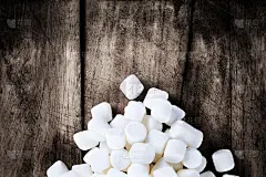 近距离拍摄的白色松软的圆形棉花糖