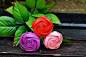 用包装带编织玫瑰花的手工教程，鲜艳的花朵很适合这个季节。 #手工# #编织#