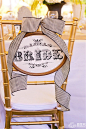在婚礼上，各种颜色的缎带是最好的装饰物，它可以在婚礼的任何环节，任何物品上出现，可以说它是万能的装饰物。不过不同颜色，不同材质的缎带可以打造出不同的椅背效果，不同的捆绑方式会让简单的椅子充满创意。