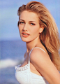 嗑颜bot超话 投稿   凯伦·穆德(Karen Mulder）90年代荷兰最伟大的超模。
她五官精致大气，气质古典高贵，身材高挑曲线优美，加上台布出众，深受诸多设计师的喜爱；她是维密史上第一位演绎翅膀的超模，在她之后翅膀成为维密天使的标志；1996年Karen和另外两名超模一起，推出以她们形象为原型的芭比 ​​​​...展开全文c