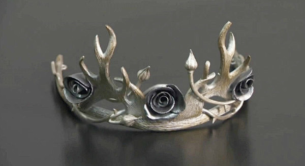 小玫瑰出嫁时的皇冠，鹿角和玫瑰是两个家族...