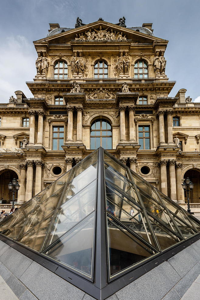 卢浮宫博物馆前的玻璃金字塔.法国.巴黎
...