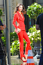 当地时间11月5日，肯达尔·詹娜 (Kendall Jenner) 在洛杉矶拍摄大片，红色也很衬“金小妹”。
