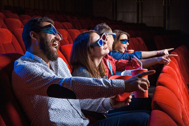 电影院戴3d眼镜的人物高清图片
