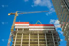 建筑建筑混凝土框架技术设备起重机工业过程城市地标视图透视从下缩短在蓝天背景空复制空间为您的文本