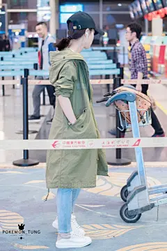 #李一桐# 

180304 杭州萧山机场送机
上一秒还是正常的
下一秒就出现了表情包
女神^_^经节快乐@李一桐Q  ​​​​