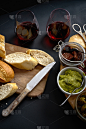 法式长棍面包,奶酪,小吃,黑色背景,厚木板,桌子,红葡萄酒,肉,饮料,奶制品
