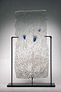 Steven Tippin Bundled Blue (2013) // Verre fusionné sur base en métal, 60 x 37 x 10 cm / Fused Glass on Metal Stand, 23,5" x 14,5" x 4"