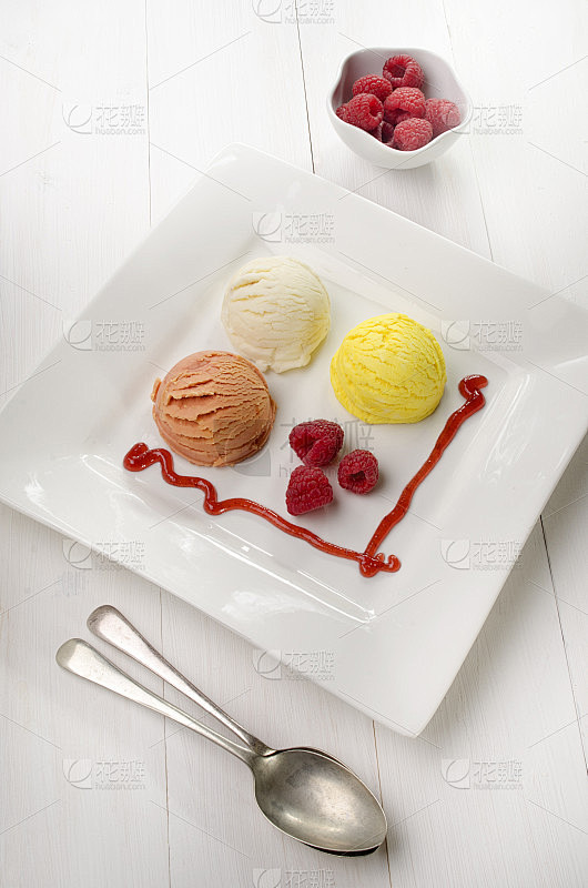 冰淇淋和覆盆子放在盘子里