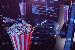 影院电影概念与爆米花，3d眼镜，幻灯片，拍板电影卷轴和两张票。蓝光电影概念。背景为电影院大厅的红椅子