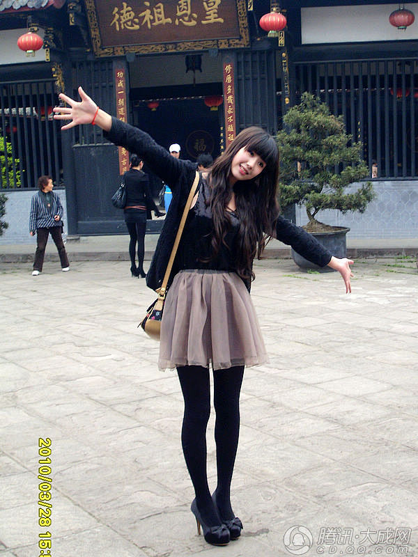 长腿芭芘黑丝袜_街拍黑丝美女
