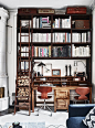 简单的木质隔板作为书架，细心的搭配上楼梯以及木质和皮质座椅，书房复古味十足。