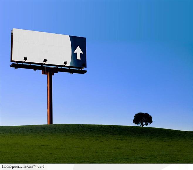 户外广告-草地上的大型广告牌