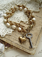 SENTIMENTAL - Antique Skeleton Key Jewelry. Vintage Key, Shabby Pearls, Brass Heart Charm Bracelet. Rustic Vintage Assemblage Jewelry.. 42.50, via Etsy.@北坤人素材