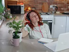 时髦的时髦女性正在听最喜欢的歌曲或音乐播客