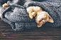 在毯子里睡觉的可爱猫咪高清摄影图片。可爱的小姜小猫睡在柔软的毯子上的木地板上猫，通常指家猫，在现代汉语中多称猫咪，为小型猫科动物，是为野猫（又称斑猫；Felis silvestris）中的亚种。