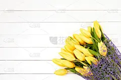 白色背景上的黄色郁金香。花束。拷贝空间，俯视图。
