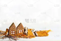 两间木屋被一条条纹针织围巾包裹着。舒适的气候变暖起来