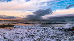 有悬崖的海岸，海浪拍打着岩石