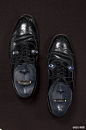 美国艺术家wen Murphy将回收的各种旧鞋子，加工后变成各种有表情的脸谱，让鞋子们重获新生。唤起人们对人造世界的反思。