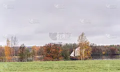 在雾蒙蒙的湖面上，一艘老式的木船启航。