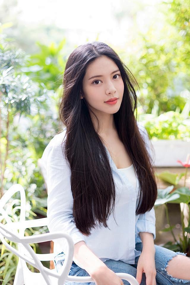 仪态优雅秀丽如此干净的女孩