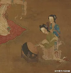                                     #人物画#【 五代 周文矩（传）《仕女歌舞图》 】立轴，绢本设色，162.9×96.9cm，美国弗利尔美术馆藏。 此作为清人仿制。周文矩的仕女画，继承了唐周昉的传统，在面部造型上，得其“闺阁之态”，但也有他独创的地方：行笔多用较瘦劲的“战笔”（颤动的线条）来表现衣纹，以别于周昉“秀润匀细”的画法（...展开全文c                            