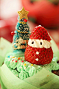 圣诞快乐~  #圣诞杯子蛋糕# 烤了3只咖灰巧克力马芬，里面放了满满核桃和巧克力豆，每一口都是浓浓的可可咖啡味，再嚼着里面的料，平安夜有它就满足啦~ 装饰分别做了圣诞树和雪人。草莓做基底上面挤上绿色奶油，小树就出来啦。草莓切半，中间挤奶油粘黑芝麻，萌萌的雪人就是这么简单~ 大家平安夜快乐！