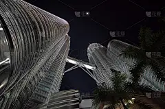 吉隆坡，马来西亚——5月18日:2013年5月18日晚上，吉隆坡的双子塔。从1998年到2004年，