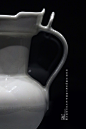 2018.7.7 北京 首都博物馆 #天路文华-西藏历史文化展# 明 宣德 白釉暗花藏文僧帽壶 布达拉宫管理处藏 壶身有暗缠枝莲纹，腹部有藏文，意为：“日吉祥，夜吉祥，日夜吉祥，愿三宝保佑吉祥”。 ​​​​