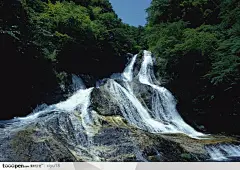 山水瀑布-碎石上流淌的瀑布桌面壁纸图片素材