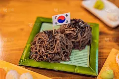 碗里的韩国面条准备开饭了